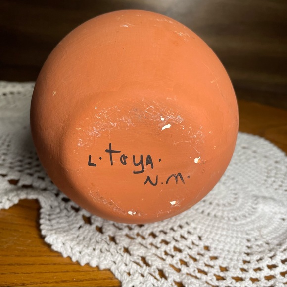 NATIVE AMERICAN Accents Pottery Vase Signed L. Toya New Mexico - Picture 5 of 7